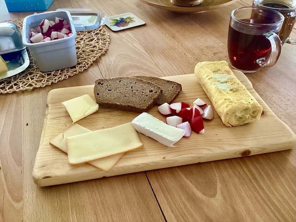 omeleta, pohankový chleba