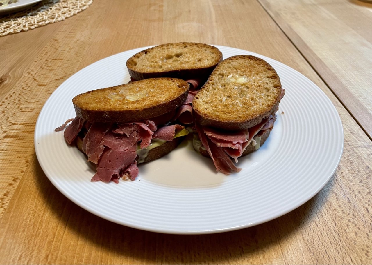 pastrami sendvič