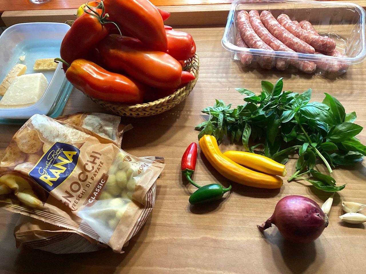 salsiccia, rajčata, gnocchi