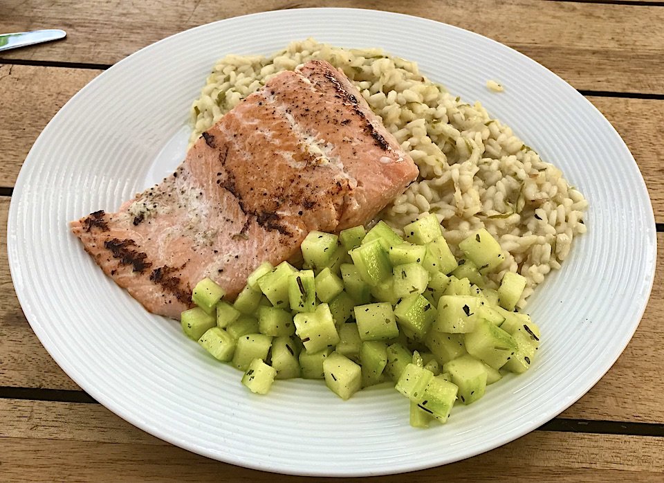 okurkové risotto, losos