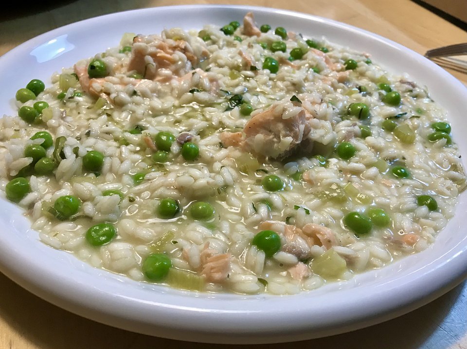 risotto s lososem a hráškem