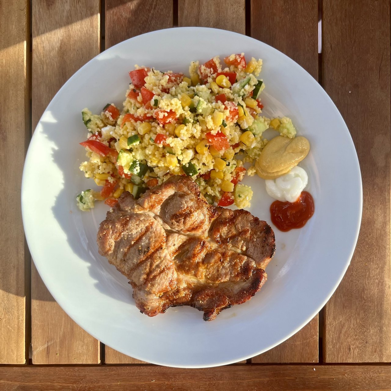 krkovice na grilu, salát s kuskusem